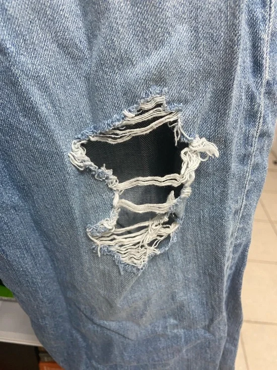 Uniqlo Light Blue Relaxed Distressed Women's Jeans - Picture 3 of 7